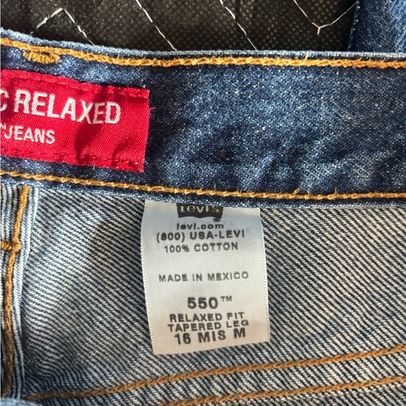 Vintage women’s Levi’s 550 size 16. Dark wash. Classic Relaxed fit. Tapered leg. - Picture 3 of 8